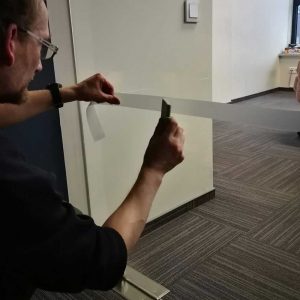 Šerkšno juostelė ant stiklinės pertvaros